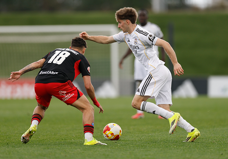 César Palacios superando a un rival durante el partido entre el Castilla y la Ponferradina el 1 de marzo de 2026.