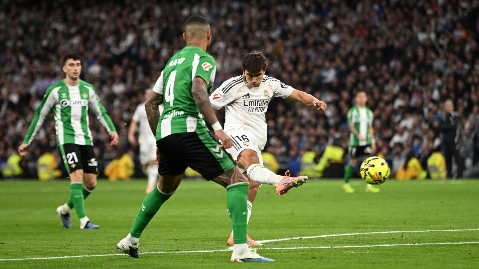 Gonzalo García celebrando su gol en la victoria 5-1 frente al Betis el 4 de enero de 2026.