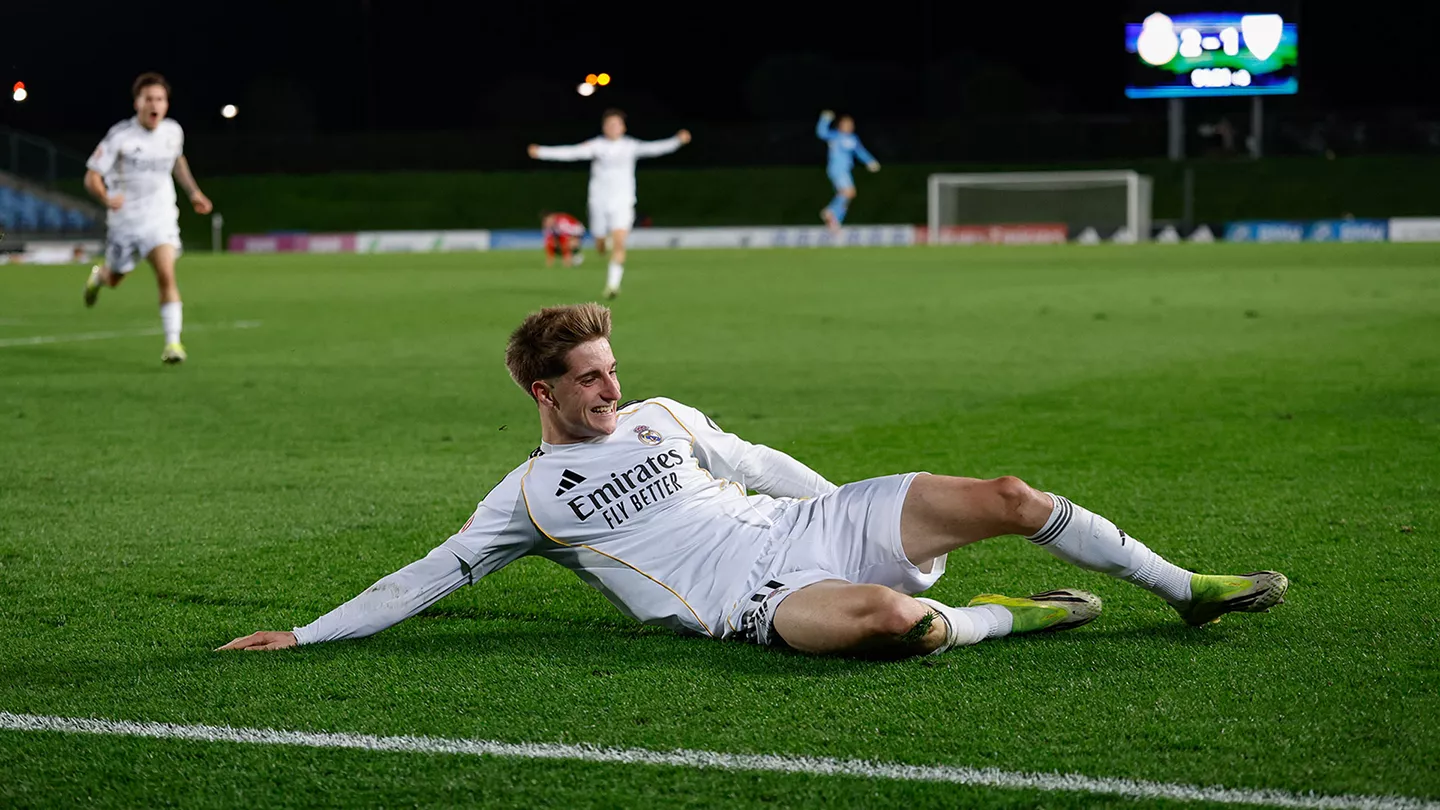Palacios y jugadores del Real Madrid Castilla celebrando el gol de la victoria ante el Bilbao Athletic en el tiempo añadido en el Alfredo Di Stéfano.