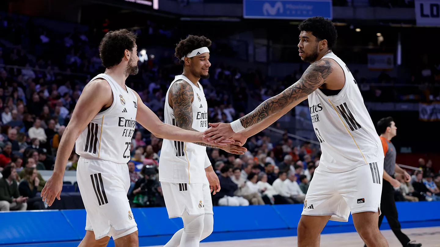 Jugadores del Real Madrid Baloncesto saludándose tras la victoria colectiva ante el Hiopos Lleida en la Liga Endesa.