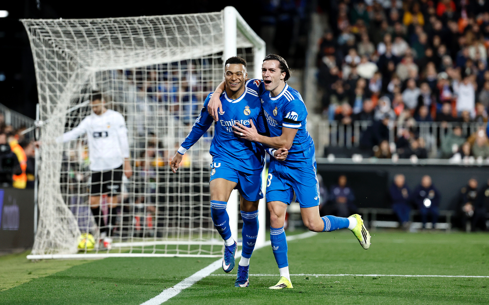 Mbappé y Carreras celebrando juntos la victoria del Real Madrid frente al Valencia el 8 de febrero de 2026.