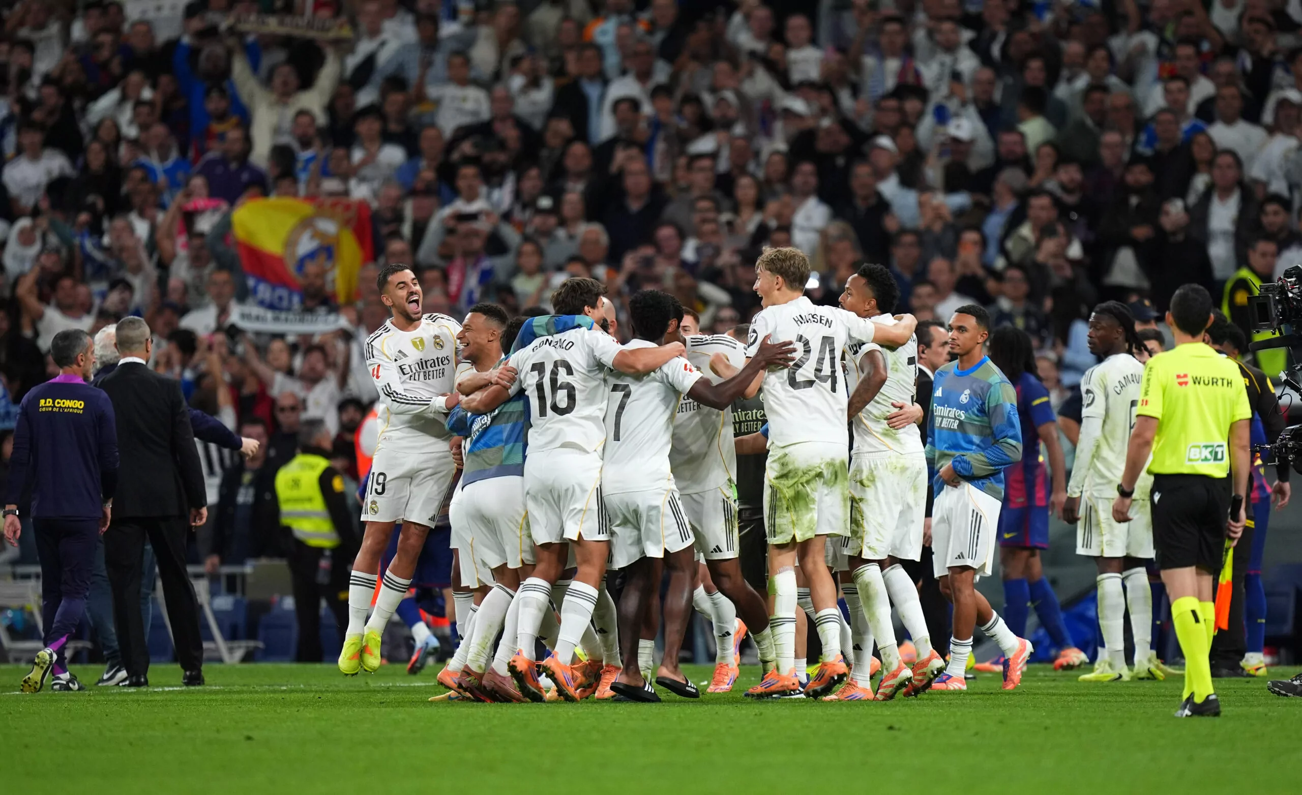 Jugadores del Real Madrid celebrando la victoria 2-1 frente al Barcelona el 26 de octubre de 2025.